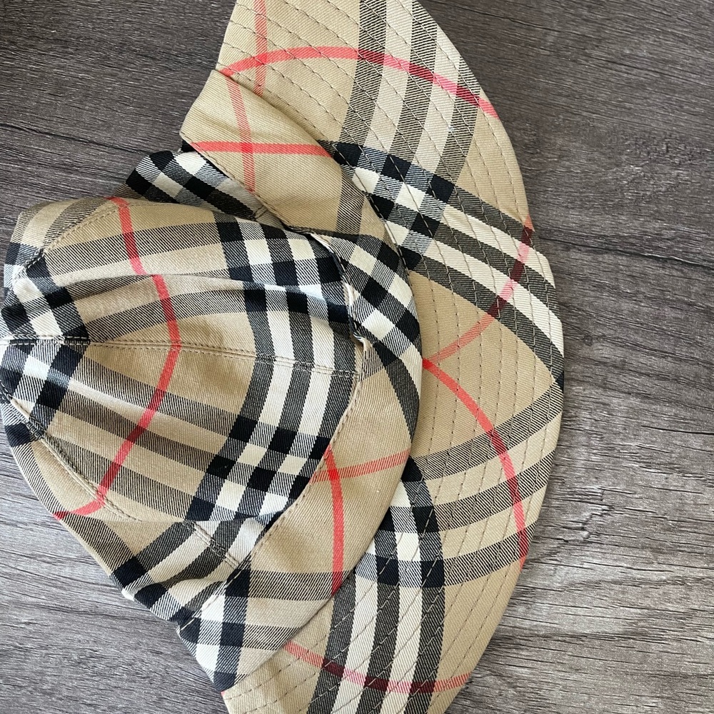 Burberry bucket hat